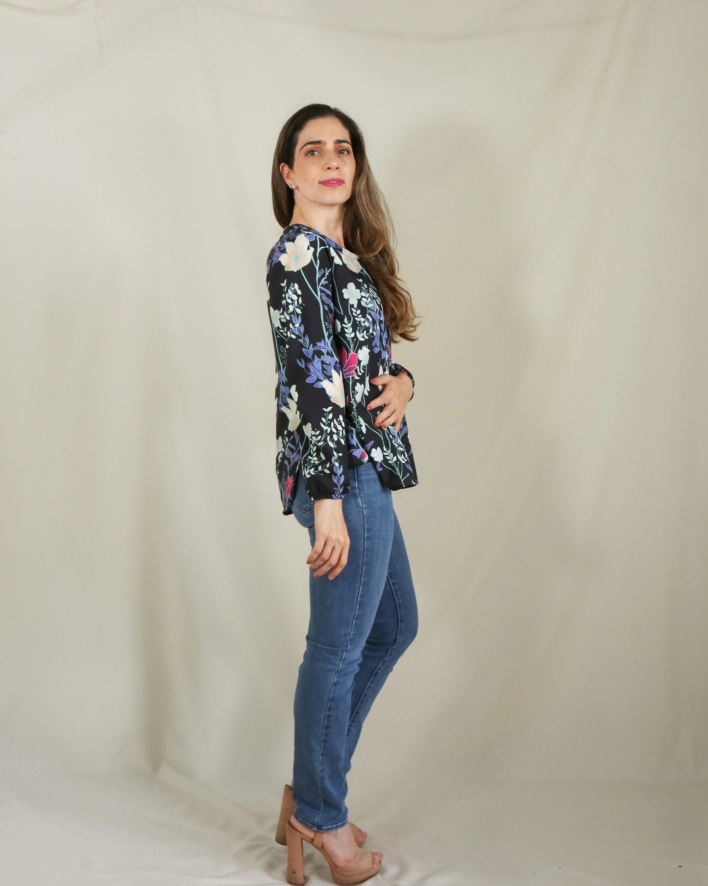 Blusa de lactancia, Ruth negra flores blancas