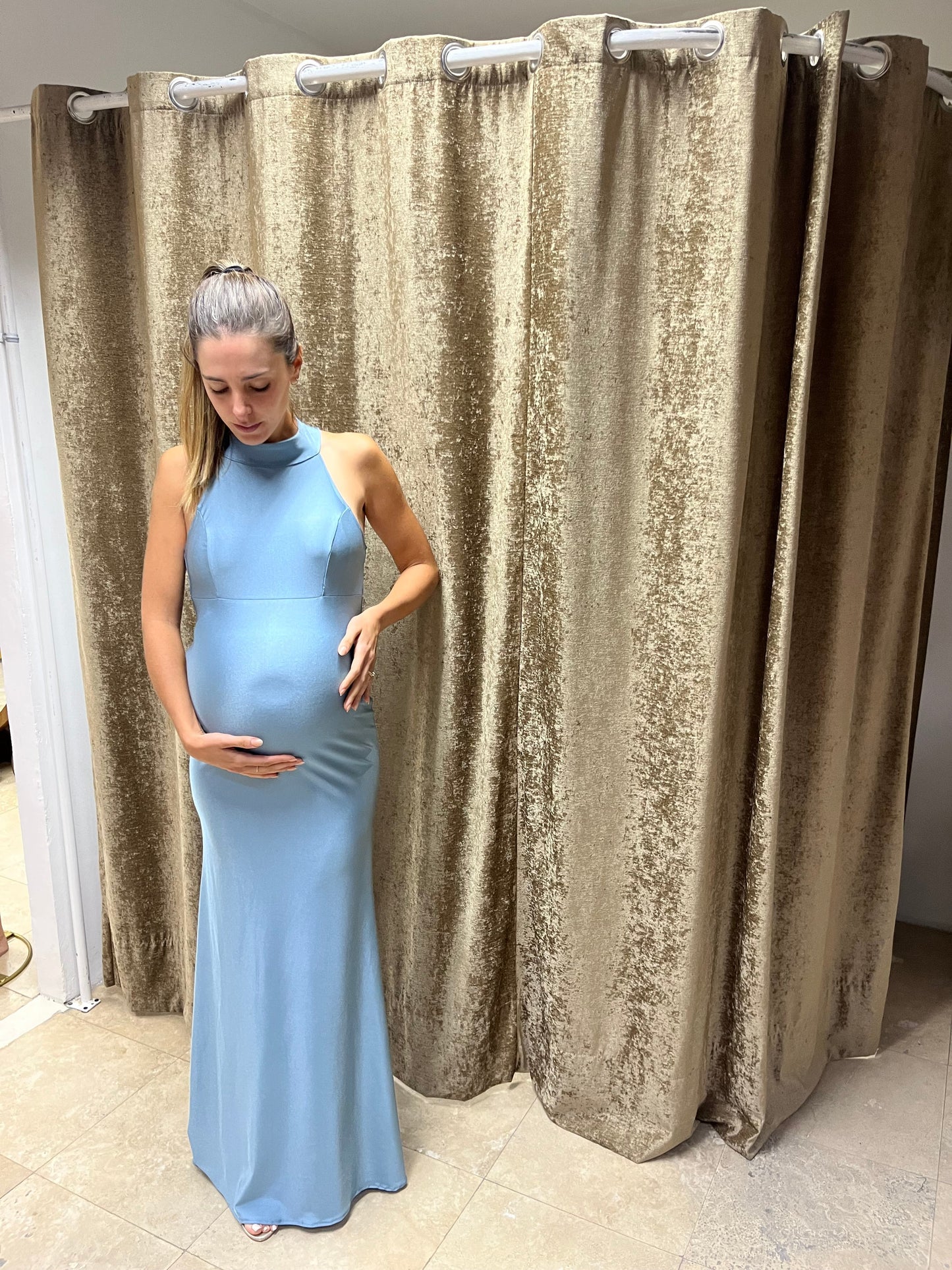 Vestido maternidad Eugenia largo azul polvo brilloso