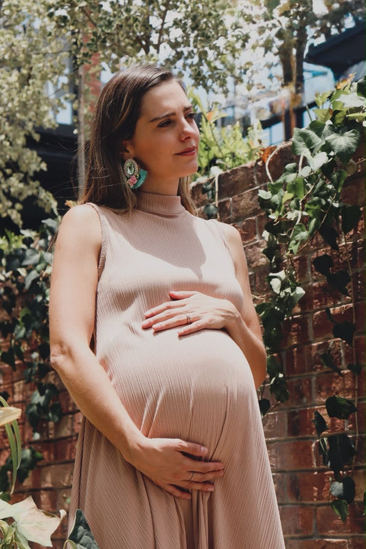 Vestido de maternidad Sonia beige plisada